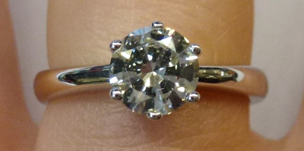 Ring aus Weißgold 585/-, Brillant 0,80ct TW/LP (feines Weiß/Lupenrein) in Krappenfassung. Der Ring ist in Deutschland von Meisterhand hergestellt  und gefasst. Die Ringe werden selbstverständlich von uns (auf unsere Kosten) auf Ihre Wunschgröße abgeändert