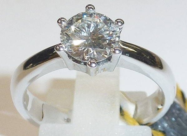 Ring in Weißgold 585/- mit  einem funkelnden Brillanten 1,02ct TCR/SI in feinem getönten weiß mit  Einschlüssen. Ringgröße 17mm. Ein wunderschönes Schmuckstück aus dem Hause Abraomwicz.