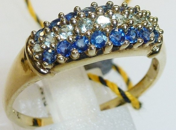 Glamouröser Ring in Gelbgold 333/- poliert, mit 16 blauen Saphiren und 9 Diamanten 8/8 W/P, Ringkopfbreite 6,5mm, Stärke 4mm. Dieses hübsche Einzelstück ist nur noch in der Größe 21 erhältlich und wartet nur darauf, Ihren Finger zu schmücken. ABRAMOWICZ –
