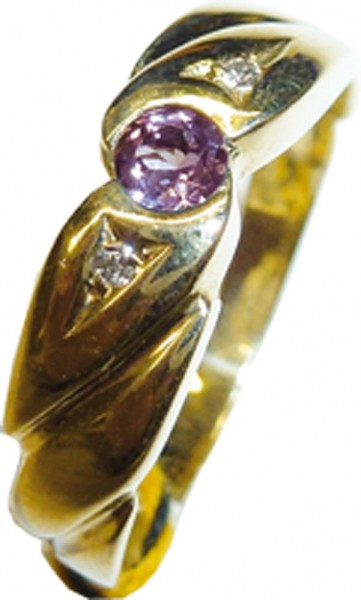 Glamouröser Ring in Gelbgold 333/- poliert, mit einem Amethyst, Durchmesser 3,5mm und 2 Diamanten 8/8 W/P, Ringkopfbreite 6mm, Stärke 2,5mm. Dieses hübsche Einzelstück ist nur noch in der Größe 20 erhältlich und wartet nur darauf, Ihren Finger zu schmücke