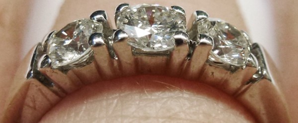 Sehr hochwertiger Weißgoldring 585/- in Größe 17,0 mm im klassichen Stil. Der Ring ist hochglanzpoliert, hat eine gleichbleibende Ringschiene und ist mit 6 edelsten, strahlenden Brillanten 1,02 ct TW/VVS besetzt und wurde in feinster Goldschmiedearbeit ge