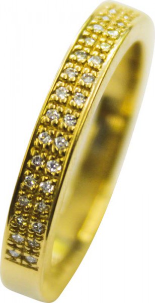 Goldring aus hochwertigem Gelbgold 585/-, verziert mit 32 erlesenen stahlenden Brillanten 0,32 ct TW/SI, Größe 19,0 mm. Der Ring ist in feiner Goldschmiedehandarbeit von höchster Perfektion angefertigt mit gleichbleibender Ringschiene und edel hochglanzpo