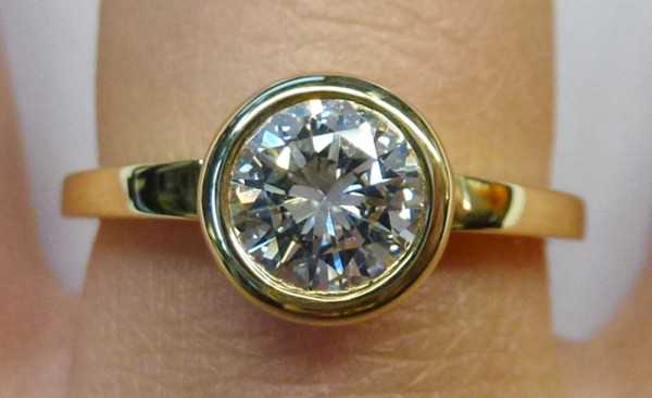 Ring aus Gelbgold 585/-, Brillant 0,74ct TW/VSI (feines Weiß/sehr kleine Einschlüsse) in Zargenfassung. Der Ring ist in Deutschland von Meisterhand hergestellt  und gefasst. Die Ringe werden selbstverständlich von uns (auf unsere Kosten) auf Ihre Wunschgr