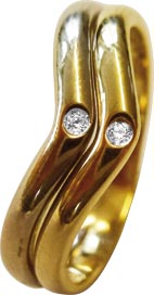 Wunderschöner Ring in Größe 18,8 mm aus hochwertigem Gelb/- und Weißgold 585/-, besetzt mt 2 funkelnden, edlen Diamanten 8/8, 0,04 ct W/P im exklusiven Design. Ringkopfbreite ca. 5 mm. Ein sehr hochwertiges Einzelstück, dass von Meisterhand gefertigt wurd
