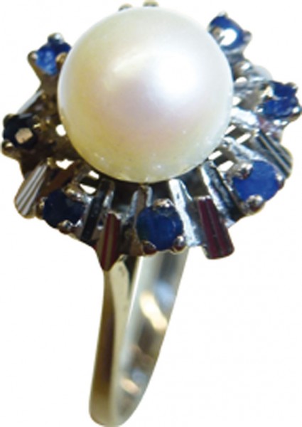 Ring, glamouröser Ring in Weißgold 585/- hochglanzpoliert, in Größe 18mm, Ringgröße kann bei Wunsch geändert werden, verziert mit wunderschönen Safiren, und einer wundervollen echten Zuchtperle, mit zartem rose Lüster, Maße: Breite 12mm, Stärke 10mm, in S