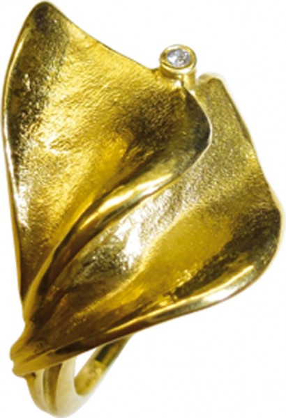 Origineller Damenring in feinstem 14 Karat Gelbgold 585/- im Lapponia Stil mit strukturierter Oberfläche. Besetzt ist der Ring mit einem strahlenden Brillant 1mm W/Ppoliert. Die größe der Ringes beträgt  18mm ist aber auch auf  Wunsch änderbar.  Ringkopfm