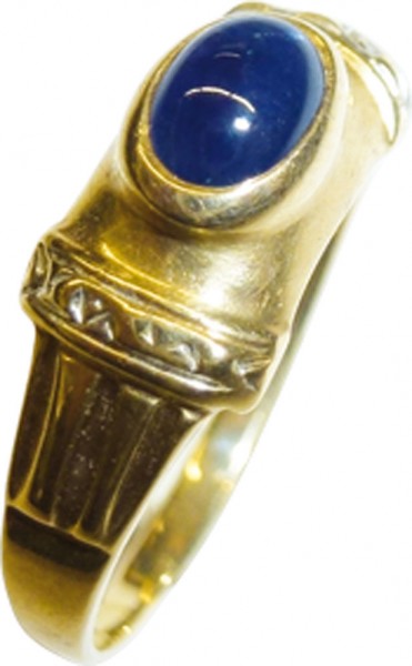 Glamouröser Ring in Gelbgold 333/-, mit einem echtem Safir 5,6×3,6mm, Ringkopfbreite 6mm, Stärke 1mm, Größe 18mm, Gewicht 2,2g. Der Ring ist hochglanzpoliert. Ein traumhaftes Einzelstück nur bei Ihrem Juwelier aus Stuttgart seit 1949.