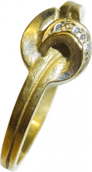 Exclusiver Ring in Gelbgold 333/-, poliert mit 3 strahlenden Diamanten 8/8 W/P, Ringkopfbreite 6mm, Stärke 1mm, Gewicht 1,4g, Größe 17,0mm. Ein traumhaft schönes Einzelstück in Premiumqualität – Abramowicz, für alle, die das Besondere lieben.