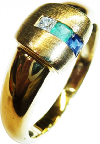 Wunderschöner Ring in Gelbgold 585/-, poliert und mattiert, besetzt mit einem Safir, Smaragd und einem Princes cut 1,8mm, Ringkopfbreite 8mm, Stärke 1,2mm, Ringgröße 18mm. Gewicht 2,9g. Ein traumhafter Ring – nur in Größe 18 erhältlich. Abramowicz, die fe
