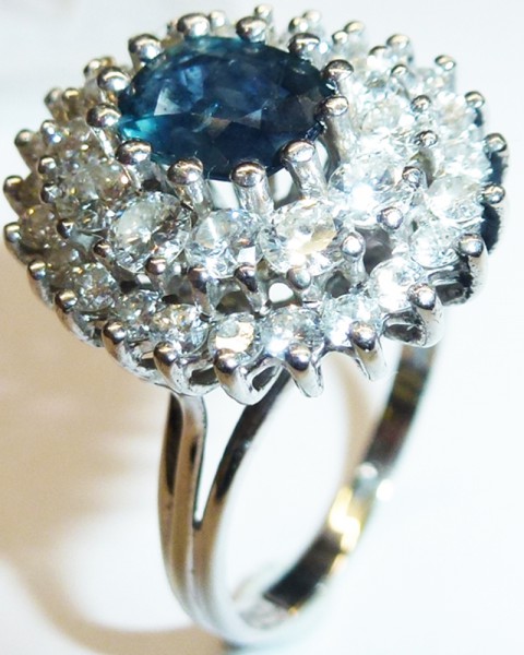 Märchenhafter Ring in hochwertigem Weißgold 585/- poliert, mit 36 strahlenden Brillanten zusammen 1,5ct TW/SI und einem wunderschönen echten und feinen blauen Saphir, Durchmesser 7mm, Ringkopfbreite 18mm, Stärke 1mm, Gewicht 5,0g. Dieses traumhafte Unikat