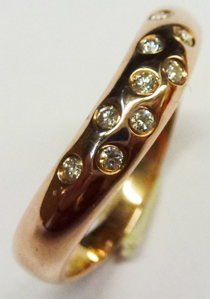 Ring in 585/- aus Rosegold, poliert, besetzt mit 9 strahlenden Brillanten, zusammen 0,10ct, Durchmesser 1,3mm. Die Stärke ist 0,8 mm, Ringkopfbreite 4,2mm, Ringgröße 17,5mm, Gewicht 2,3g. Sehr feines Einzelstück zum unglaublich günstigem Preis. Qualität z