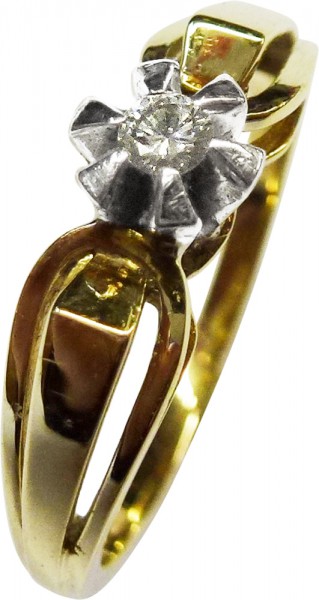 Traumhafter Ring in Gelbgold 585/-, poliert und besetzt mit 1 strahlenden Brillanten 0,065ct TW/VSI, Ringstärke 1mm, Ringkopfbreite 5,5mm, Ringgröße 18,5mm, Gewicht 3,3g. Der Ring ist änderbar. Ein Einzelstück aus dem Hause Abramowicz – die feine Goldschm