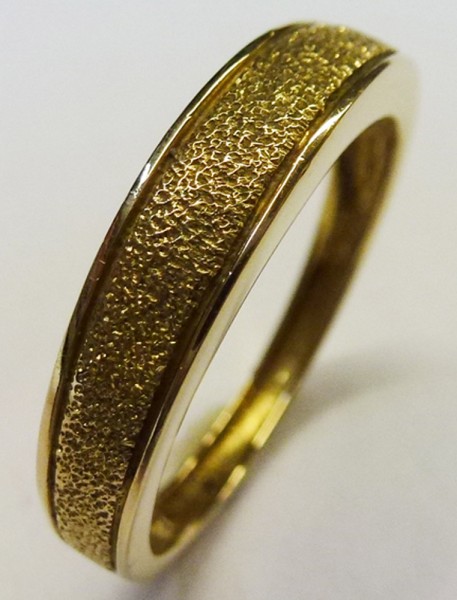 Strahlender Ring in echtem Gelbgold 585/- in Gr. 18 mit diamantierter Oberfläche und polierter Ringschiene, Stärke der Ringschiene 1mm, Ringkopfbreite 4mm, Die Ringgröße kann auf Wunsch abgeändert  werden.Das Gewicht des Ringes beträgt 2,3 g. Dieses Unika