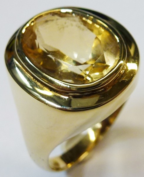 Ring in hochwertigem, poliertem Gelbgold 585/-, er besticht durch einen champfagnerfarbenen Citrin, ca. 10 ct 15x10mm, der Ringkopf  hat eine Breite von 18 mm, Stärke 1 mm, Grösse 20 mm und kann auf Wunsch verändert werden. Feine Goldschmiedekunst, elegan