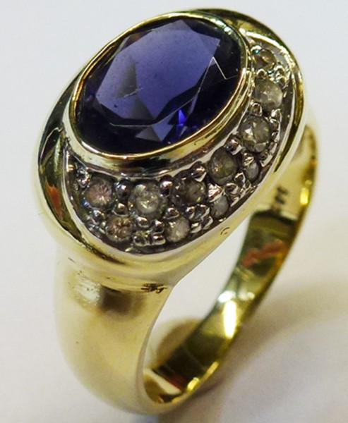 Eleganter Ring in hochwertigem Gelbgold 585/- mit 1dunkel lilafarbenen Tansanit ca 1,5ct 9,5mm x 7mm und 11 strahlenden Brillanten zus. 0,20ct W/P, Ringkopfbreite 16x12mm, Stärke 1mm, Gr 18mm, die Größe ist änderbar. Ein hochwertiges Einzelstück zum Schnä