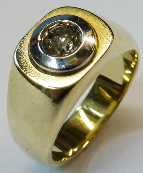 Eleganter  Herrenring  in Weiß-und  Gelbgold 585/-, in Größe 20 lieferbar. Auf Wunsch ist die Ringgröße auch zu ändern.   Er ist poliert und besetzt mit einem braunen Brilliant 0,65ctTLB/VVSI Die Ringkopfgröße beträgt 11mm und die massive Ringschiene hat