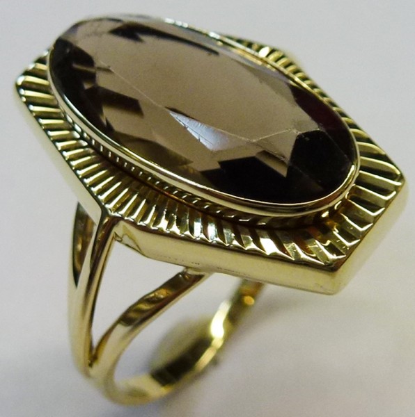 Eleganter Ring in hochwertigem Gelbgold 585/-, poliert in Größe 17,1mm. Diese Ringgröße ist auf  Wunsch auch änderbar. Der sehr hübsche Ring ist besetzt mit einem ovalen, braunen Rauchquarz (16X8mm). Die Ringkopfbreite ist.19x14mm und die Stärke der Rings