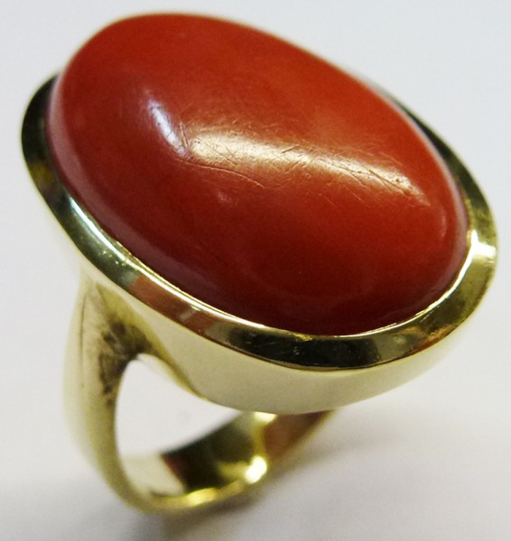 Eleganter Ring in Gelbgold 585/-, in Größe 18mm, mit roter Koralle (21x14mm) besetzt und poliert. Diese Ringgröße ist auf Wunsch änderbar. Die Ringkopfbreite  beträgt  23x17mm und die Stärke der Ringschiene  beträgt 1,0 mm. Das Gewicht des Ringes beträgt