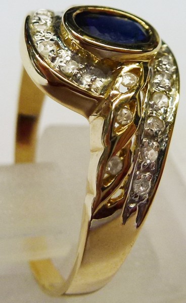 Ring in Gelbgold 585/- mit einem Safir und 22 Diamanten 8/8 W/P