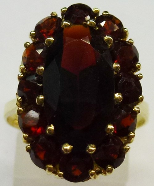 Ring in Gelbgold 333/- 13 roten Granaten Größe 17 mm