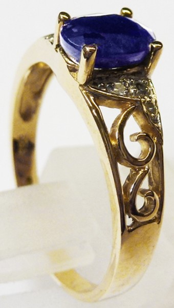 Ring in Gelbgold 585/- mit einem Safir 0,80ct und 6 feinen Diamanten 8/8 W/P