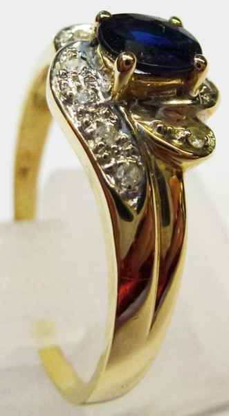 Ring in Gelbgold 585/- mit einem Safir und 10 Diamanten