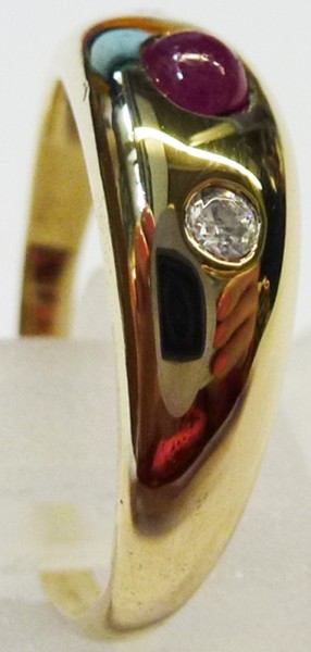 Ring in Gelbgold 333/- mit einem Rubin und 2 Brillanten zus 0,06ct W/P