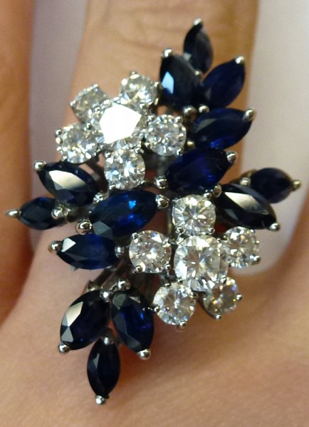Atemberaubender Ring in Weissgold 750/- mit Brillanten und kaschmirblauen Safiren
