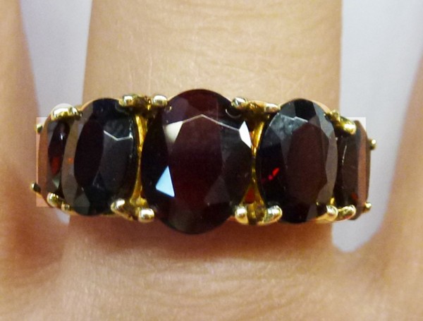 Ring in Gelbgold 333/- 5 dunkelrote Granatsteine 19,1mm, größe nicht aenderbar