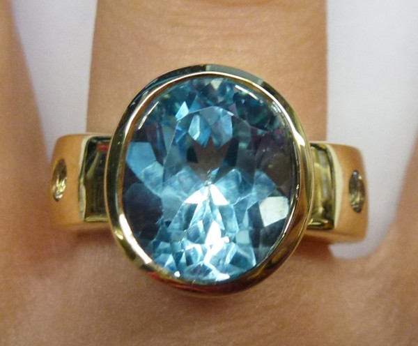 Ring in Gelbgold 333/- großer Blautopas ca. 4ct und 2 Brillanten 0,20ct zusammen, 19 mm Ringdurchmesser änderbar