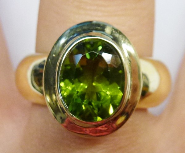 Ring in poliertem feinem Gelbgold 333/- hellgrüner ovalen Peridot massive Verarbeitung  lieferbar in 19 mm