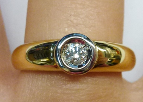 Solitär Ring in hochwertigem Gelbgold 585/- Brillant 0,15ct TW/VSI, Weissgold Fassung 19 mm Ringgröße änderbar
