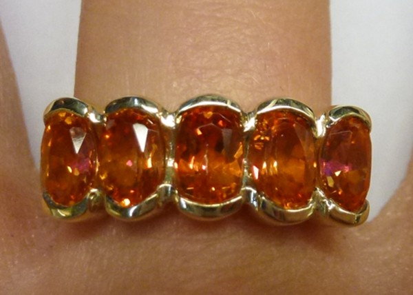 Ring in feinem poliertem Gelbgold 375/- 5 orangenen Granatsteinen 4ct, Skala Ring  nur in 19,2mm Durchmesser