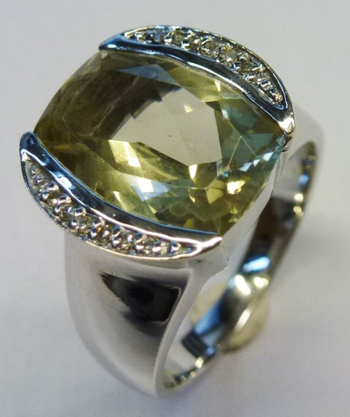 Ring in Weissgold 585/- mit einem Limonenquarz und 14 Diamanten 8/8 W/P