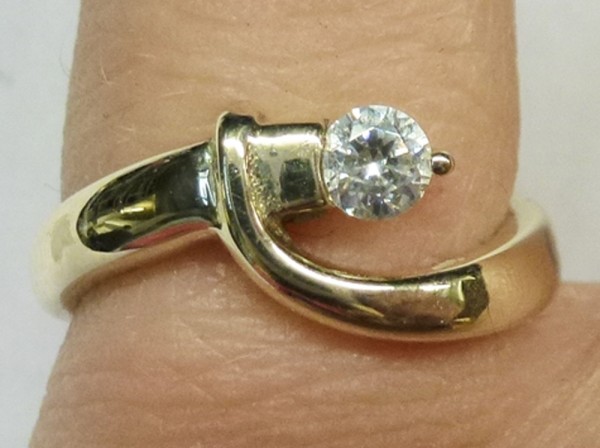 Ring in poliertem Gelbgold 333/- mit Zirkonia im Brillantschliff, Ringgrösse 15,4mm nicht änderbar