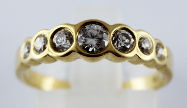 Ring in Gelbgold 750 /- mit 7 funkelnden Zirkonia, Groesse 16,9mm