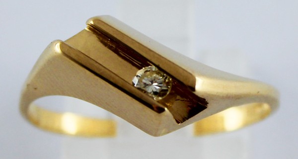Ring, Herrenring und auch Damenring in Gelbgold 585/- mit 1 Brillant , beweglich in einer Kanalfassung, Groesse 19mm