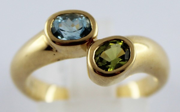 Ring in Gelbgold 750/- mit echtem, feinem Peridot und Blautopas, Groesse 17mm