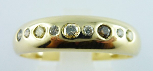 Ring in Gelbgold 585/- mit 9 Brillanten, weiße bis cognac über champagnerfarbene Brillanten, 0,06ct. in SI, Groesse 19,5mm