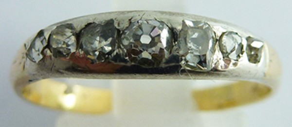 Ring aus den 20iger Jahren im Top Zustand in Gelbgold 585/- mit 5 Diamanten im  Altschliff, ca. 0,30ct. WP, Groesse 17,3mm, aenderbar