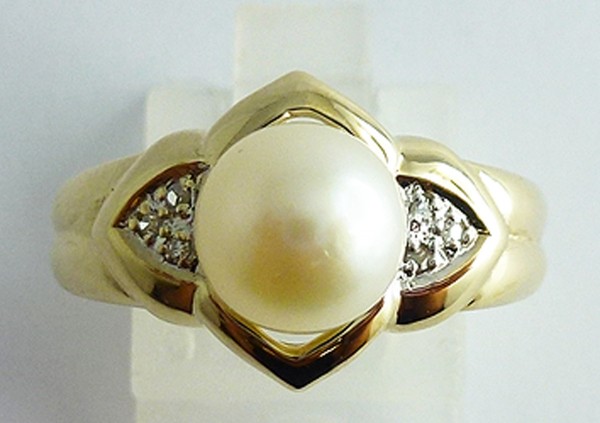 Ring Gelbgold 585/-, 6 Diamanten 8/8 WP, 1 feine japanische Akoyazuchtperle, Perle 7,4mm, Groesse 18,3mm, aenderbar, Einzelstueck