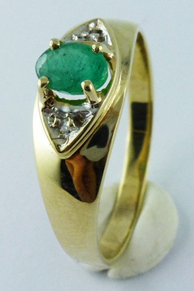 Ring poliertes Gelbgold 333 mit einem Smaragd und zwei Diamanten 8/8 WP