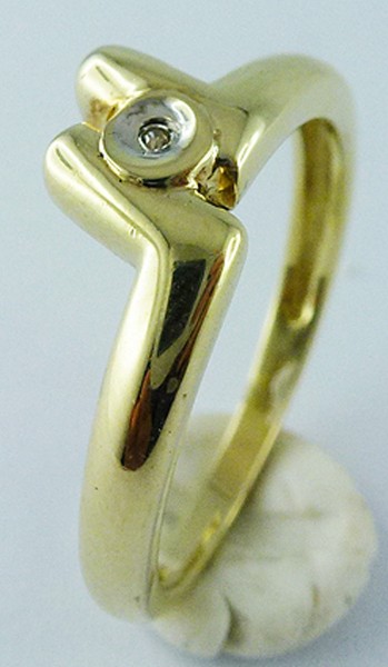Ring Gelbgold 333 in modernem Design Diamant 8/8 W/P