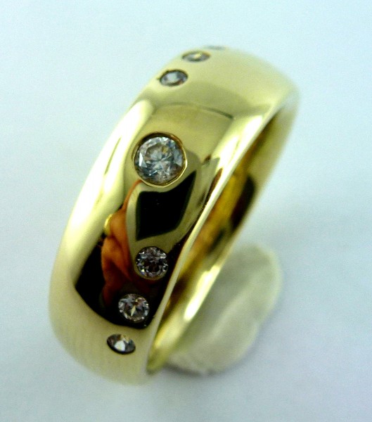 Ring in Gelbgold 8Kt, 333/- mit 7 funkelnden Zirkonia im Diamantlook, poliert, Gewicht 5,9g, Groesse 17,8mm, nicht aenderbar