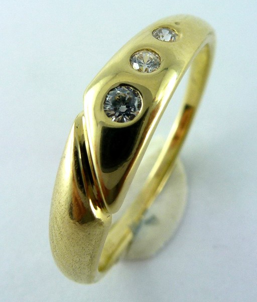 Ring in Gelbgold 8Kt, ( 333/-) poliert mit 3 funkelnden Zirkonia, Groesse 18mm, nicht aenderbar