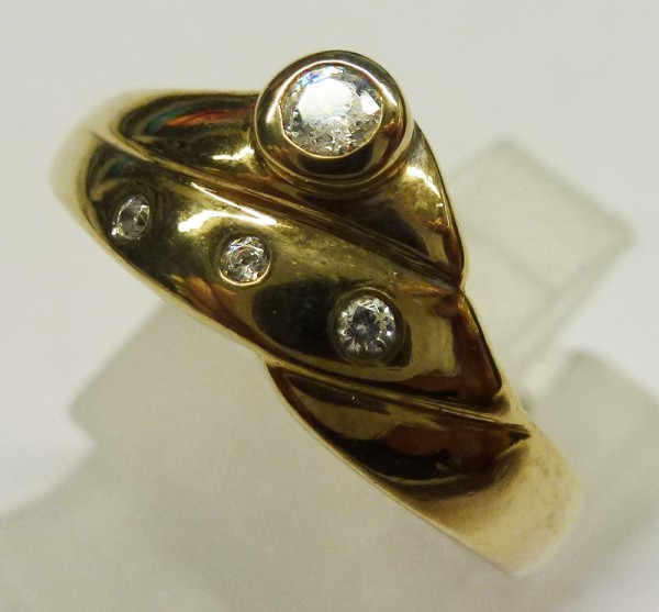 Ring in Gelbgold 333/- mit 4 funkelnden Zirkonia, Ringgröße 16,5mm, Ringbreite 8mm. Dieses aussergewöhliche Einzelstück ist spitzzulaufend gefasst. In Premiumqualität aus dem Hause Abramowicz – die Nr. 1 für Gold, Silber und Edelsteine.