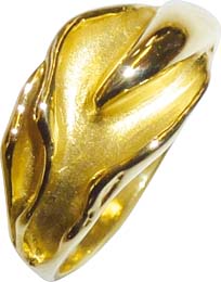 Klassisch stilvoller Ring 17,5 mm aus hochwertigem Gelbgold 585/-, mit gleichbleibender Ringschiene filigran verarbeitet und hochglanzpoliert. Ein Unikat so hochwertig in seiner Verarbeitung, welches ihn von zeitloser Eleganz und Exklusivität werden lässt