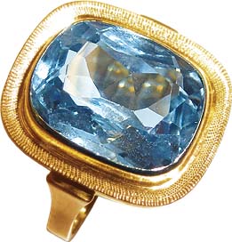 Glamouröser Ring 17,0 mm besetzt mit einem wunderschön funkelnden Blautopas ca. 5,0 ct, edel eingearbeitet in feinem Gelbgold 333/-, mit gleichbleibender Ringschiene und hochglanzpoliert. Ein elegantes Unikat so hochwertig in seiner Verarbeitung, welches