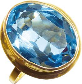 Glamouröser Ring 18,0 mm besetzt mit einem wunderschön funkelnden Blautopas ca. 5,0 ct, edel eingearbeitet in feinem Gelbgold 333/-, mit gleichbleibender Ringschiene und hochglanzpoliert. Ein elegantes Unikat so hochwertig in seiner Verarbeitung, welches