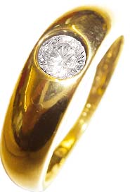 Stilvoller Ring 17,8 mm besetzt mit einem wunderschön funkelnden Zirkon, edel eingearbeitet in feinem Gelbgold 333/-, mit gleichbleibender Ringschiene und hochglanzpoliert. Ein elegantes Unikat so hochwertig in seiner Verarbeitung, welches ihn von einziga
